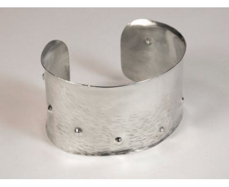 DEBRA HEYWOOD. A hand made silver bangle with an engraved 'wave', made by Debra Heywood, Cornwall. Maker's stamp.