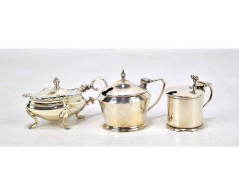 HASELER BROS; a small Edward VII hallmarked silver cylindrical mustard pot with associated clear glass liner, Chester 1904, h