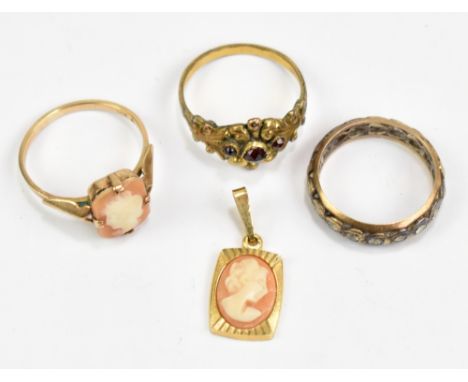 A cameo ring, two further rings and a pendant (4).