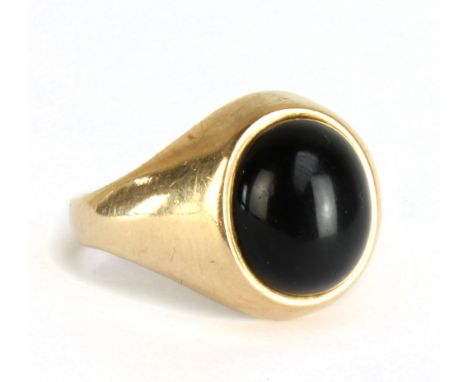 A gentleman's 9ct yellow gold signet ring set with black oval cabochon, size T, approx 5.6g.