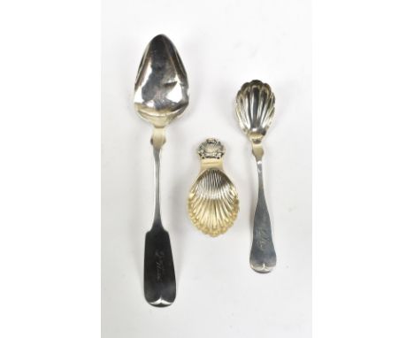 An Elizabeth II hallmarked silver scallop moulded caddy spoon, Birmingham 1970, length 8cm, an American tablespoon (af) and a