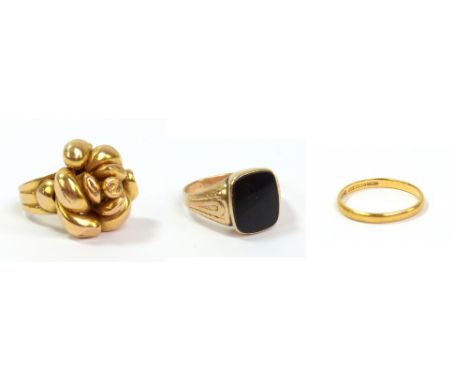 An 18ct yellow gold knot ring, size P (af), an 18ct yellow gold wedding band (af), combined 11.3g and a 9ct yellow gold signe