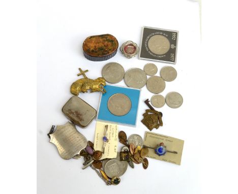 A group of collectors' items including a snuff box, WWII RAF silver and enamelled sweetheart badge, cufflinks, commemorative 