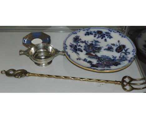 A brass toasting fork, a facsimile pistol, a metal quaich, and a saucer and plate (5)