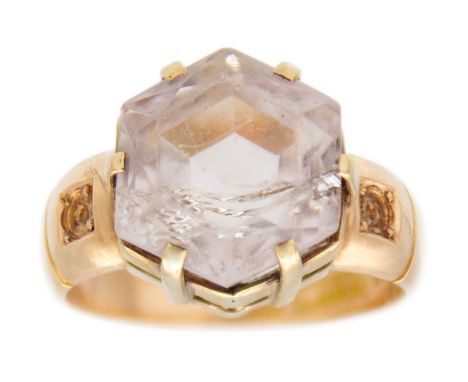 A Victorian 15k hexagonal cut quartz set dress ring. The stone measuring 11 x 12.1 x 7.7mm, hallmarked Birmingham 1898, size 