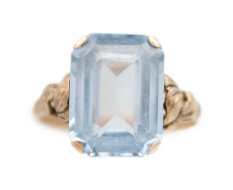 A 14ct yellow gold blue synthetic spinel cocktail ring. With a foldover motif on the shoulders of the ring, stamped 14ct, siz