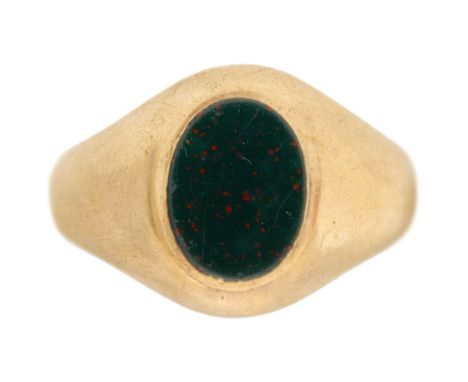 A 9k bloodstone set signet ring. London 1963, size R, weight 6.5g.The stone has scratches on the surface, metal shows abrasio