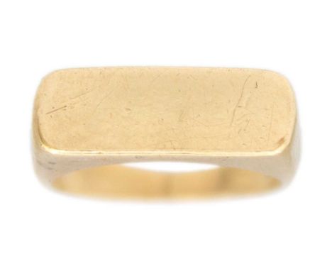 A 9k gold rectangular-shaped ladies' signet ring. London hallmarked, size F, weight 4.86g.