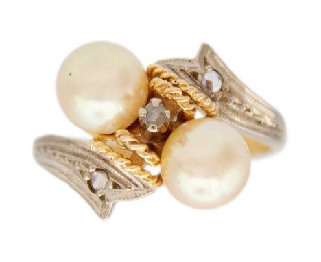 A pearl and diamond crossover dress ring in 18k yellow gold. Two round, white with pink hue, cultured pearls, diameter 7mm, c