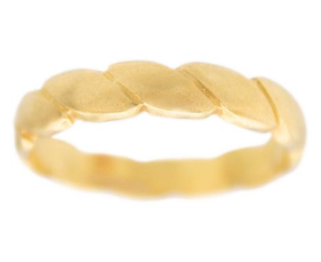 An 18k band ring of a plaited design. Birmingham 1985, size S 1/2, weight 4.8g.