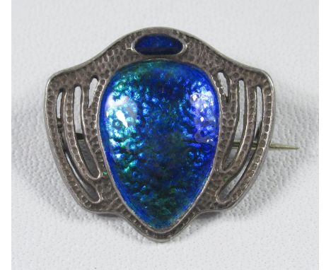 EDWARDIAN CHARLES HORNER SILVER AND BLUE ENAMEL CARTOUCHE SHAPED BROOCH WITH PIERCED DECORATION, CHESTER, 1909 (2.5 X 2.7 CM)