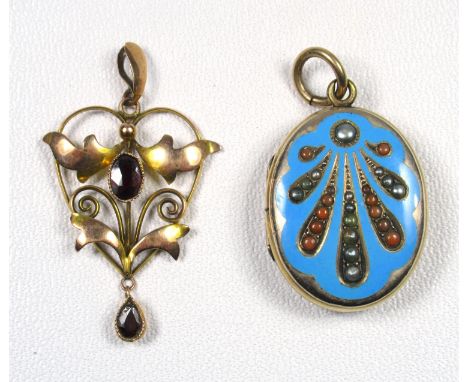 ART NOUVEAU 9 CT GOLD PIERCED HEART SHAPED PENDANT SET TWO GARNETS, 2 GRAMS, AND A GILT METAL OVAL SEED PEARL AND BLUE ENAMEL