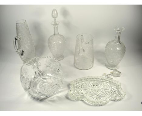 A VICTORIAN GLASS LEMONADE JUG, WHEEL ENGRAVED WITH VINE LEAF AND GRAPE DECORATION AND INSCRIBED 'REV R LOWE 1887' (H. 19 CM)