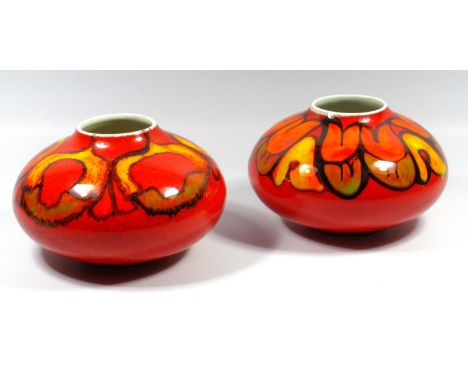 TWO POOLE POTTERY 'DELPHIS' PATTERN SQUAT FORM VASES No. 32, BY ANDREE FONTANA &amp; ROS SOMMERFELT (H. 12.3 CM) 