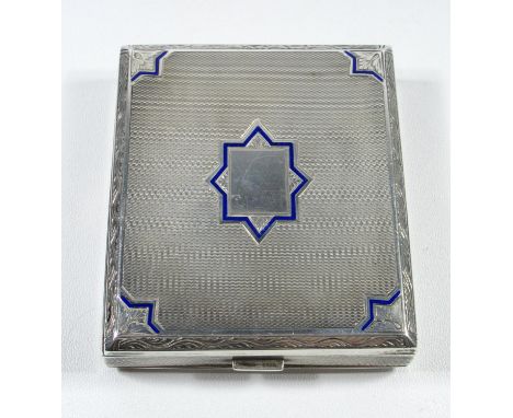 SILVER CONTINENTAL ENGINE TURNED UNUSUAL CIGARETTE CASE/STAND, OPENING TO REVEAL A SPRUNG DISPENSER, THE COVER WITH BLUE ENAM