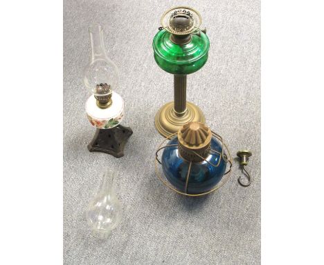 VICTORIAN BRASS OIL LAMP WITH A GREEN GLASS FOUNT AND TWO ADJUSTABLE WICK BURNERS (H. 48 CM) LATE VICTORIAN OIL LAMP WITH A P