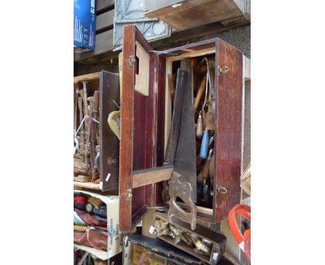 WOODEN TOOL BOX AND CONTENTS TO INCLUDE WOODWORKING TOOLS INCLUDING SQUARE, SAWS, BRACES ETC