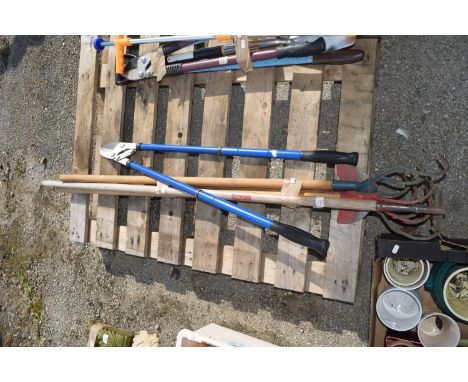 BUNDLE OF MIXED GARDEN TOOLS