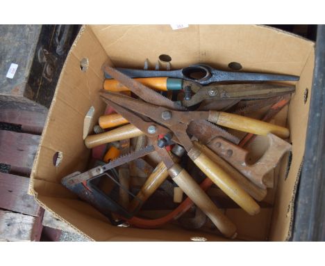 BOX CONTAINING GARDEN TOOLS INCLUDING SHEARS ETC