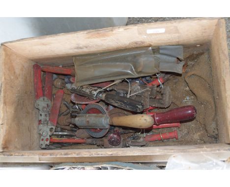 BOX CONTAINING VINTAGE TOOLS