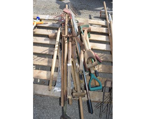 BUNDLE OF MIXED VINTAGE GARDEN TOOLS