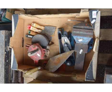 BOX CONTAINING BENCH VICE AND VARIOUS TOOLS