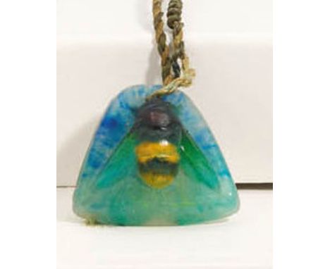 KLEINER ANHÄNGER MIT BIENE. Frankreich. Datierung: 20.Jh. Material: Pâte de verre, transluzide Glasmasse mit grünen und blaue