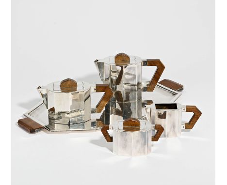 FÜNFTEILIGES ART DECO KAFFEE- UND TEESERVICE MIT FACETTIERTEM KORPUS. Wohl Belgien. Datierung: Anfang 20. Jh. Technik: Silber