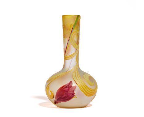 VASE MIT HERBSTZEITLOSEN. Gunnarson, Gunnar. Wennerberg. EkebergaDatierung: Um 1900. Technik: Farbloses Glas, opalisierend hi