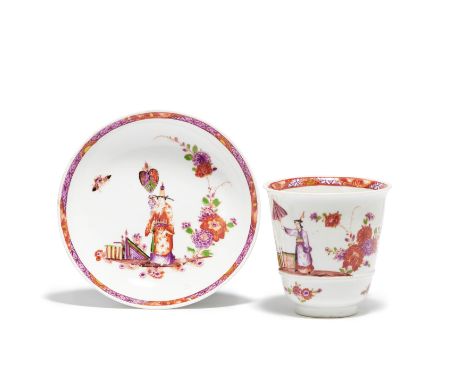 TASSE UND UNTERTASSE MIT "FÄCHERCHINESEN". Meissen. Datierung: Um 1735. Meister/Entwerfer: In der Art von J.E. Stadler. Techn