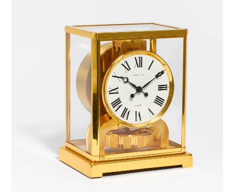 ATMOS. Jaeger LeCoultre. Datierung: Um 1980. Technik: Glas, vergoldetes Messing u.a. Beschreibung: Verglastes Gehäuse. Weißes