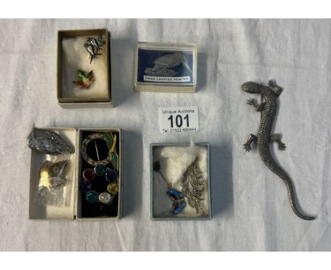 A mixed lot of brooches including enamel