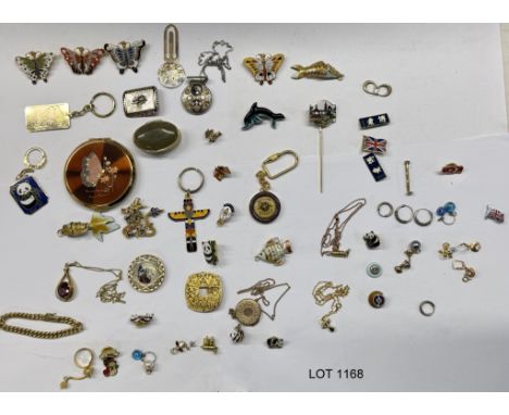 A mixed tray of costume jewellery, badges, pins, articulated fish &amp; Chinese dragon etc.