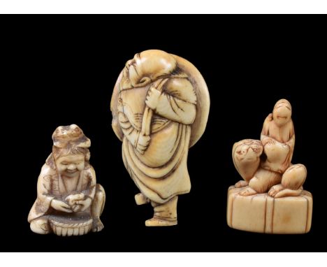 ϒ An Ivory Japanese Netsuke of a bearded sage carrying a large hat over his shoulder as he stands on one foot, 18th Century; 