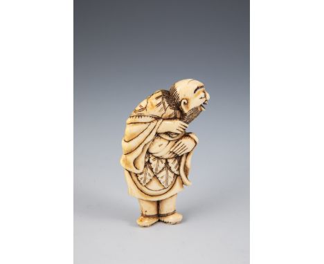 Netsuke Japan, Edo-Periode, Ende 18. Jahrhundert Stehender Sennin sich an den Bart fassend. Elfenbein geschnitzt. H. 7,1 cm. 
