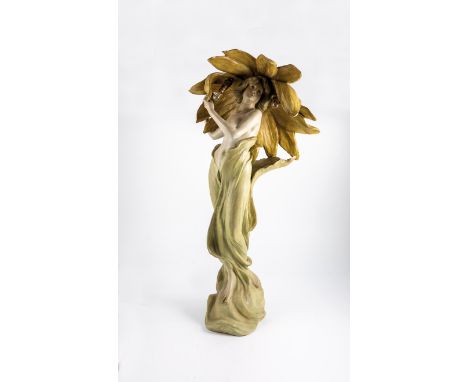 Stehender Frauenhalbakt (Lampe) E. Tell (Entwurf), Friedrich Goldscheider, Wien, um 1900/01 Stehender Frauenhalbakt, bekrönt 