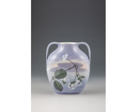 Doppelhenkelvase Royal Copenhagen, vor 1935 Doppelhekelvase mit Seelandschaft und weißen Vogelbeeren. Unterglasurbemalung in 