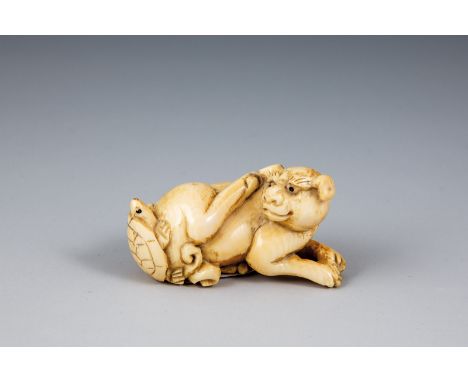Netsuke Japan, Meiji-Periode, 19. Jahrhundert Liegender Hund mit Schildkröte. Elfenbein geschnitzt. H. 2 cm x L. 4,5 cm. Bitt