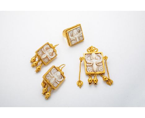Schmuck-Ensemble mit Perlmutt 916-er/22 Kt.-Gelbgold-Schmuck-Ensemble, bestehend aus Ohrhängern, Ring und Anhänger mit Perlmu