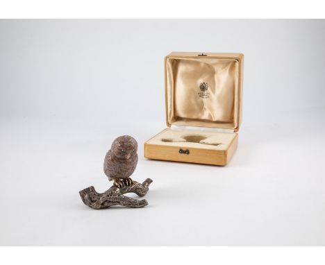 Achat-Eule In der Art von Fabergé, 2. Hälfte des 20. Jh. Braun-violetter Achat, vollplastisch gearbeitet, fein graviert. Auge
