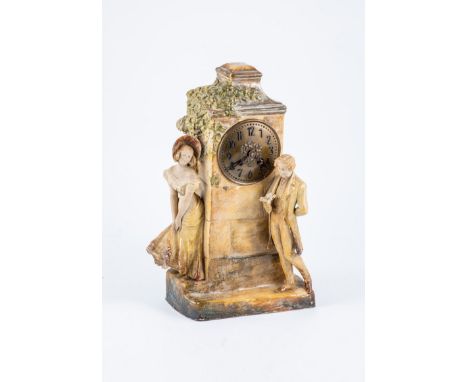 Kaminuhr mit Biedermeier-Liebespaar Simon (Entwurf), Friedrich Goldscheider, Wien, um 1905 Terrakotta, bunt bemalt. Bez.: Sim