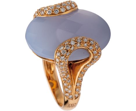 Chalcedon-Ring mit Brillanten 750-er Roségoldring ca. 14,3 g.  Ovaler Chalcedon im Schachbrett-Schliff, hohe Unterkaderung. R