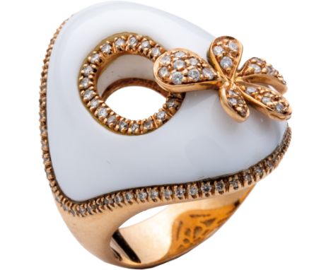 Designer-Ring 750-er Roségoldring ca. 15,6 g. Aparte Linienführung, Keramik-Auflage. Brillant-Blüte, ovale Aussparung mit bri