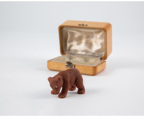 Bär In der Art von Fabergé, 2. Hälfte des 20. Jh. Vollplastisch aus Jaspis gearbeiteter Bär. Cabochon besetzte Augen. In pass