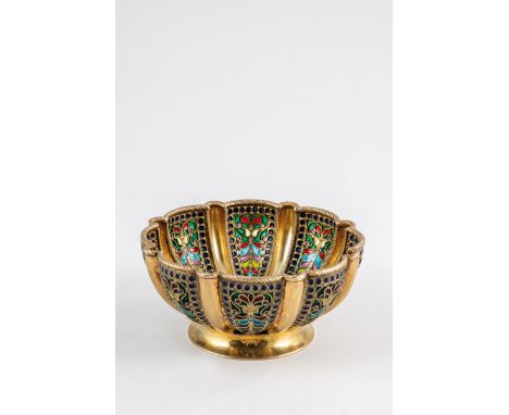 Plique-a-jour-Schale Russland, Moskau, Iwan Chlebnikow, 1908-1917 Silber, vergoldet. Achtpassige Wandung mit stilisierten Blü