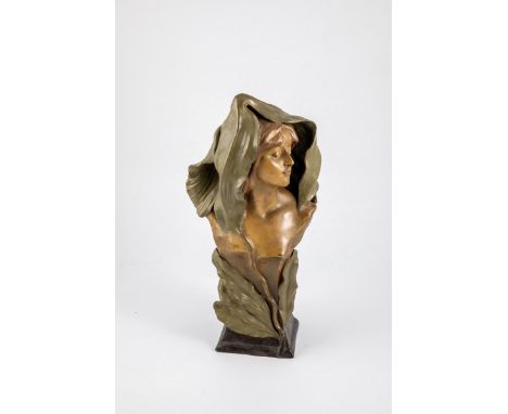 Mädchenbüste Montenave (Entwurf), Friedrich Goldscheider, Wien, um 1903 Auf hohem, mit Blattwerk belegtem Vierkantsockel Mädc