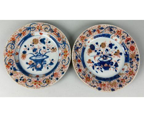 A PAIR OF CHINESE PORCELAIN DISHES KANGXI PERIOD PAINTED IN THE IMARI PALETTE FOR JAPANESE EXPORT MARKET, 23cm D 