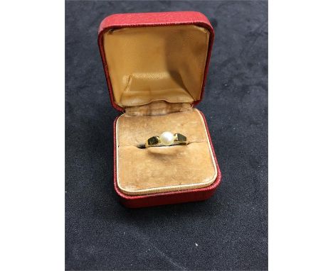 18ct Gold and Pearl ring ring set with single Pearl  that measures approx 5mm dia weight 1.6g