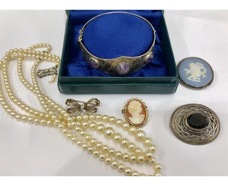 Collection of vintage jewellery includes diamond clasp pearls A/F Small 9ct Gold Cameo 9ct Gold bow brooch Silver bracelet et