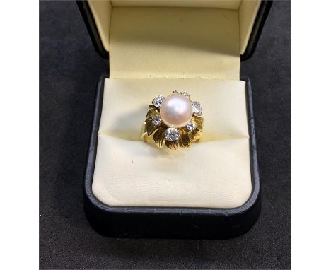 Quality 14ct Gold Diamond and Pearl ring set with large central pearl 7 Diamonds around 3 largest diamonds measure approx 4mm